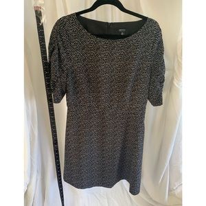 Black and white dress fitted at waist. Great for, 3/4 ruched sleeves.